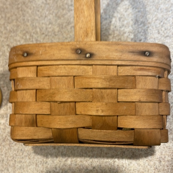 2003 Longaberger salt and pepper shakers with coverlet and handmade basket - Picture 5 of 13